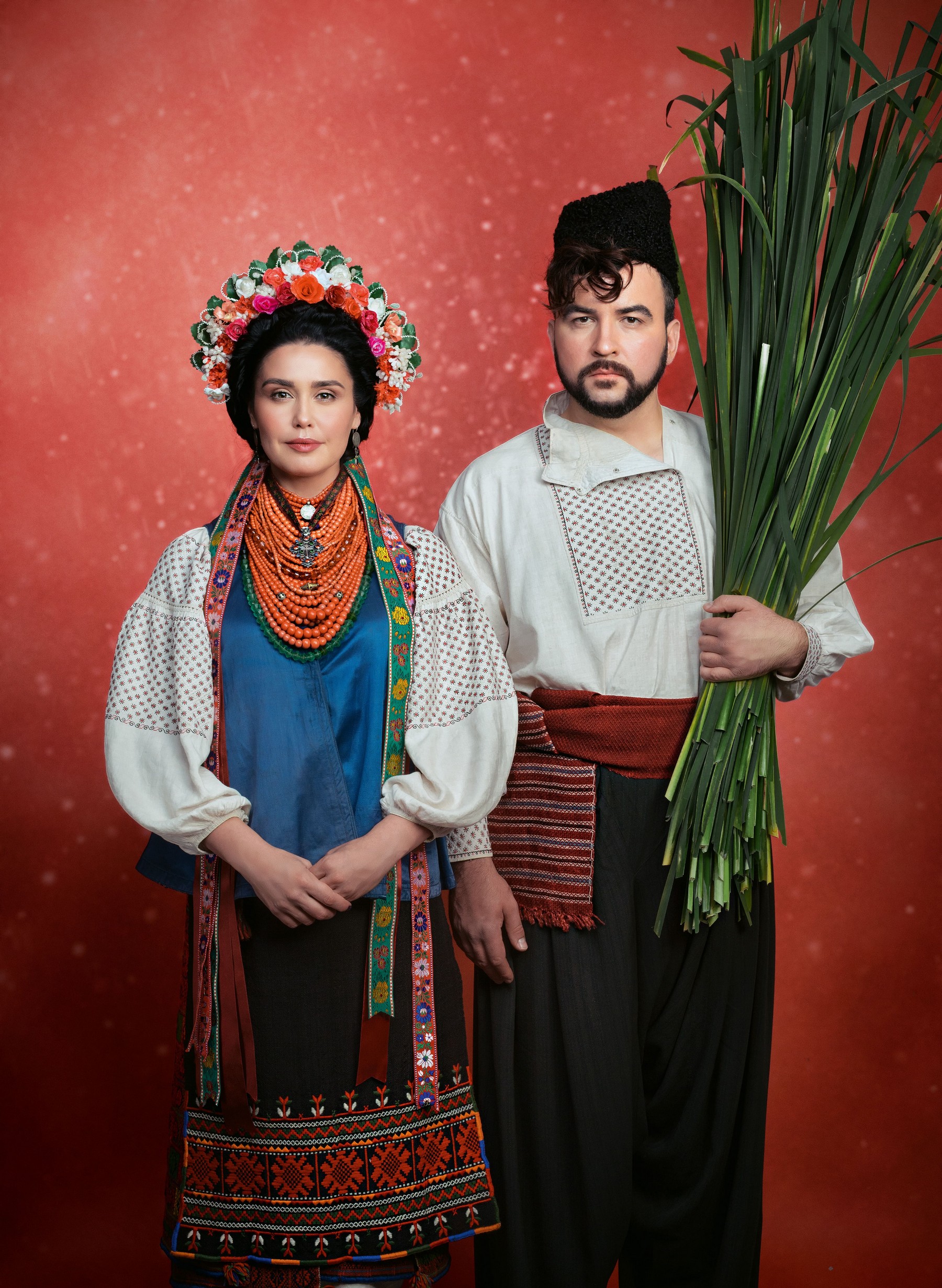 Телеведучі Руслан Сенічкін та Людмила Барбір у строях з Сумської області, свято Трійці