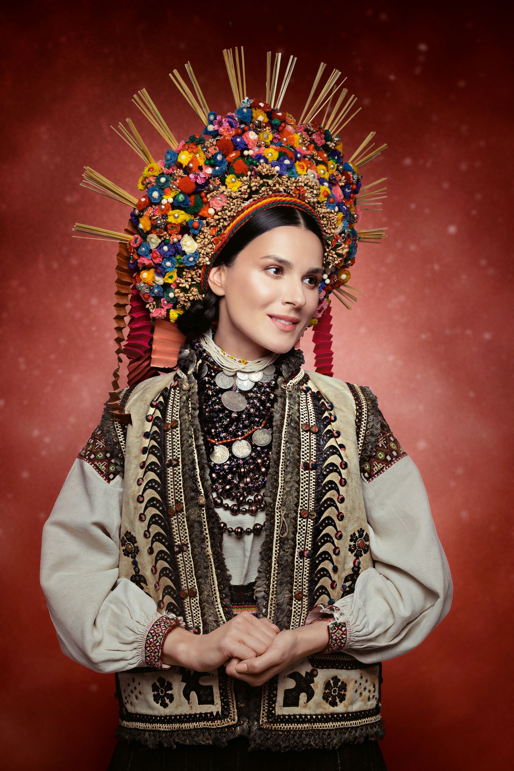 Телеведуча Маша Єфросиніна вбрана у костюм Івано-Франківська область (с. Корнич) початку ХХ століття