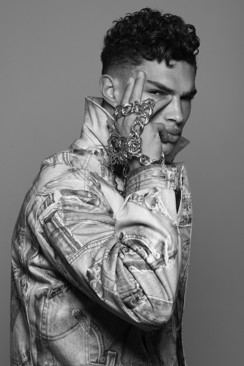 Украшение Nenette, куртка Moschino 