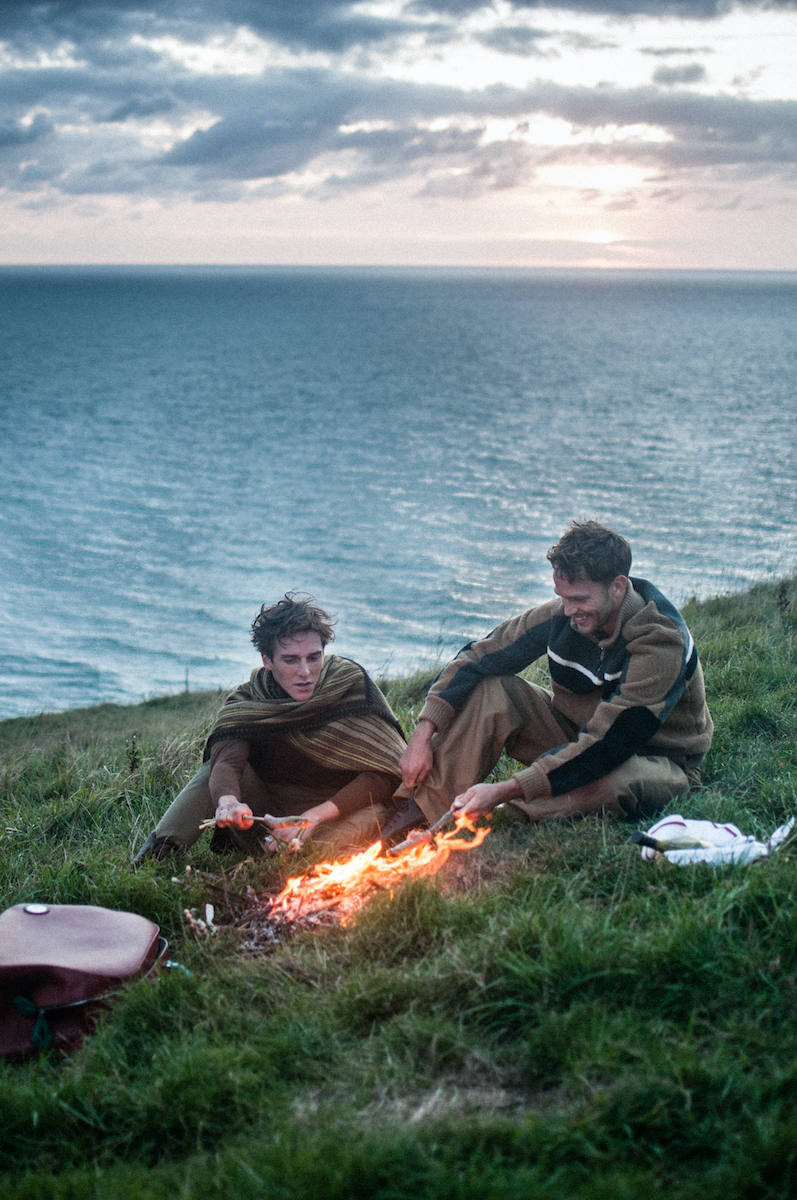 Слева: водолазка, палантин, брбюки — Etro, казаки винтаж из Hippy Market, кольцо собственность модели. Справа: свитер, брюки — Hermes 