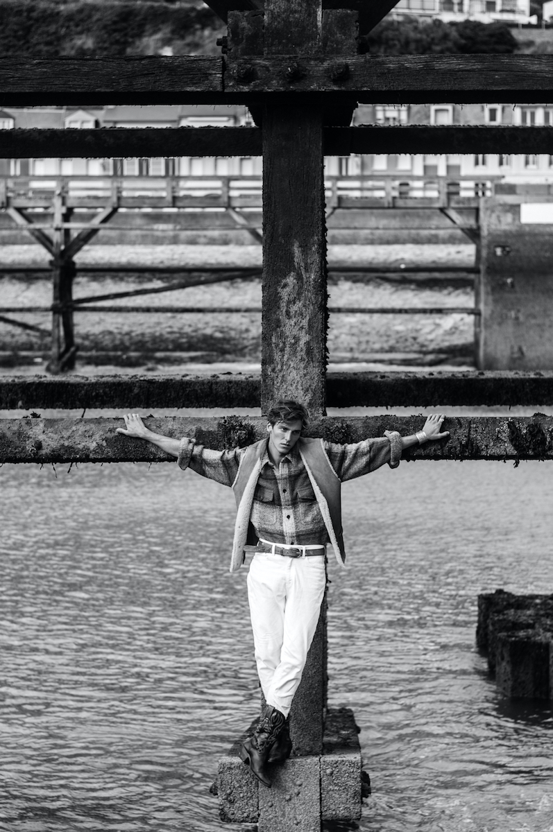 Рубашка Isabel Marant, жилетка Prada, джинсы Levi’s, казаки и ремень — винтаж из Hippy Market, цепочка, браслет — Harpo 