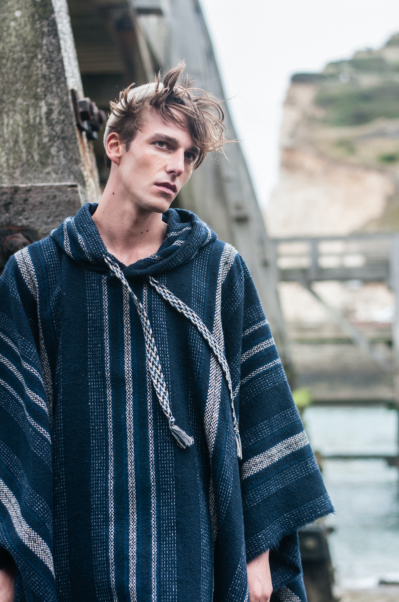 Пончо Isabel Marant, джинсы Levi’s, шапка Maison Michel 