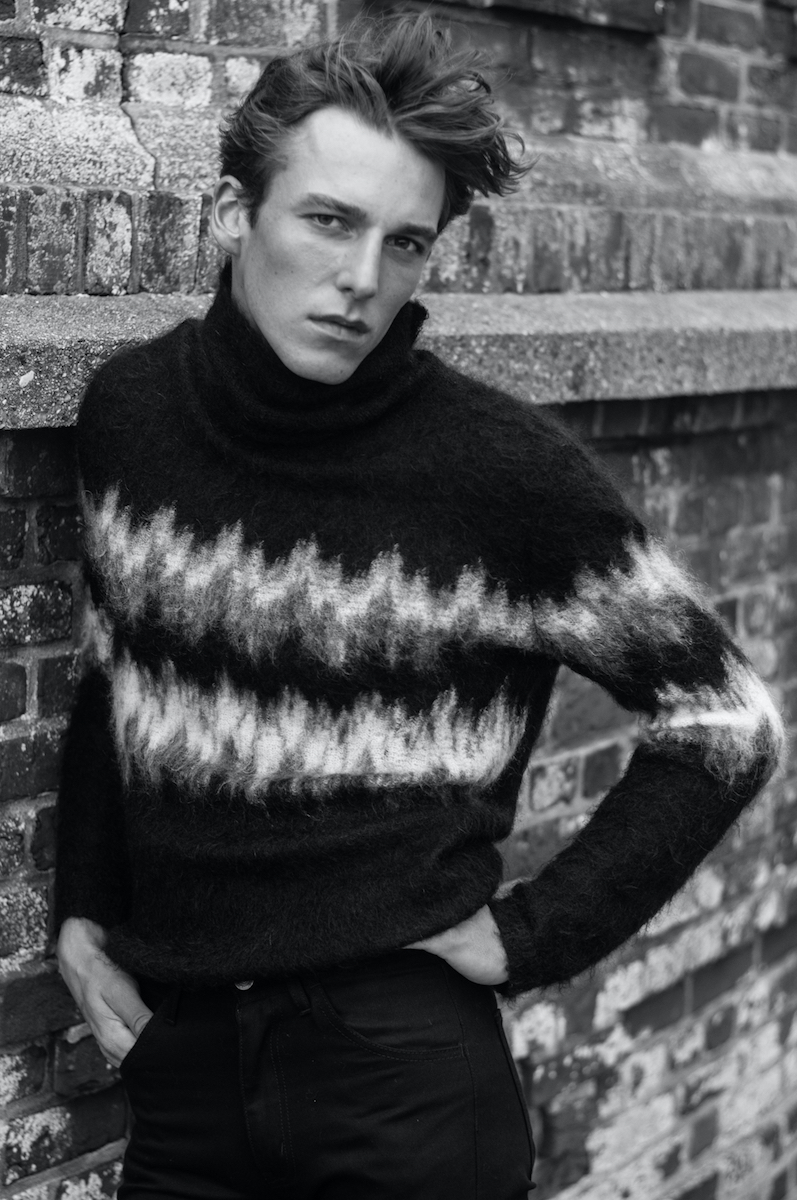 Свитер Saint Laurent By Anthony Vaccarello, джинсы Celine By Hedi Slimane, кольцо — собственность модели 