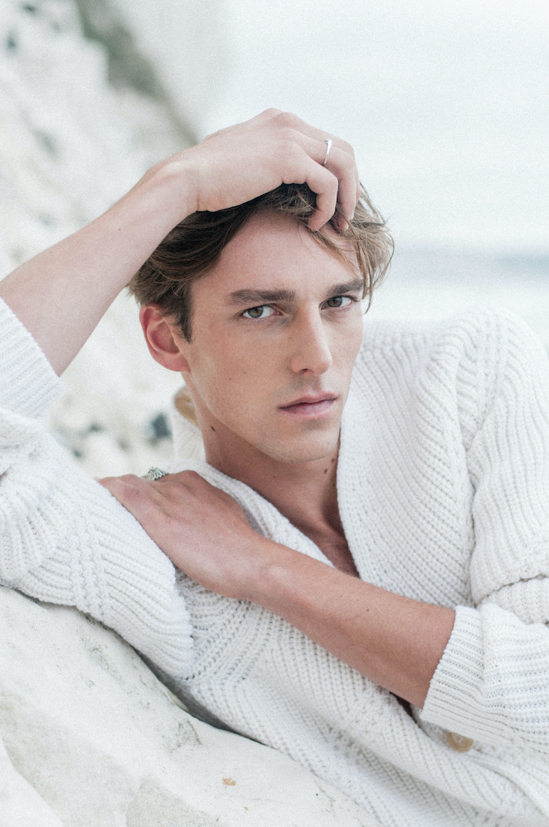 Кардиган Bally, кольца — собственность модели 