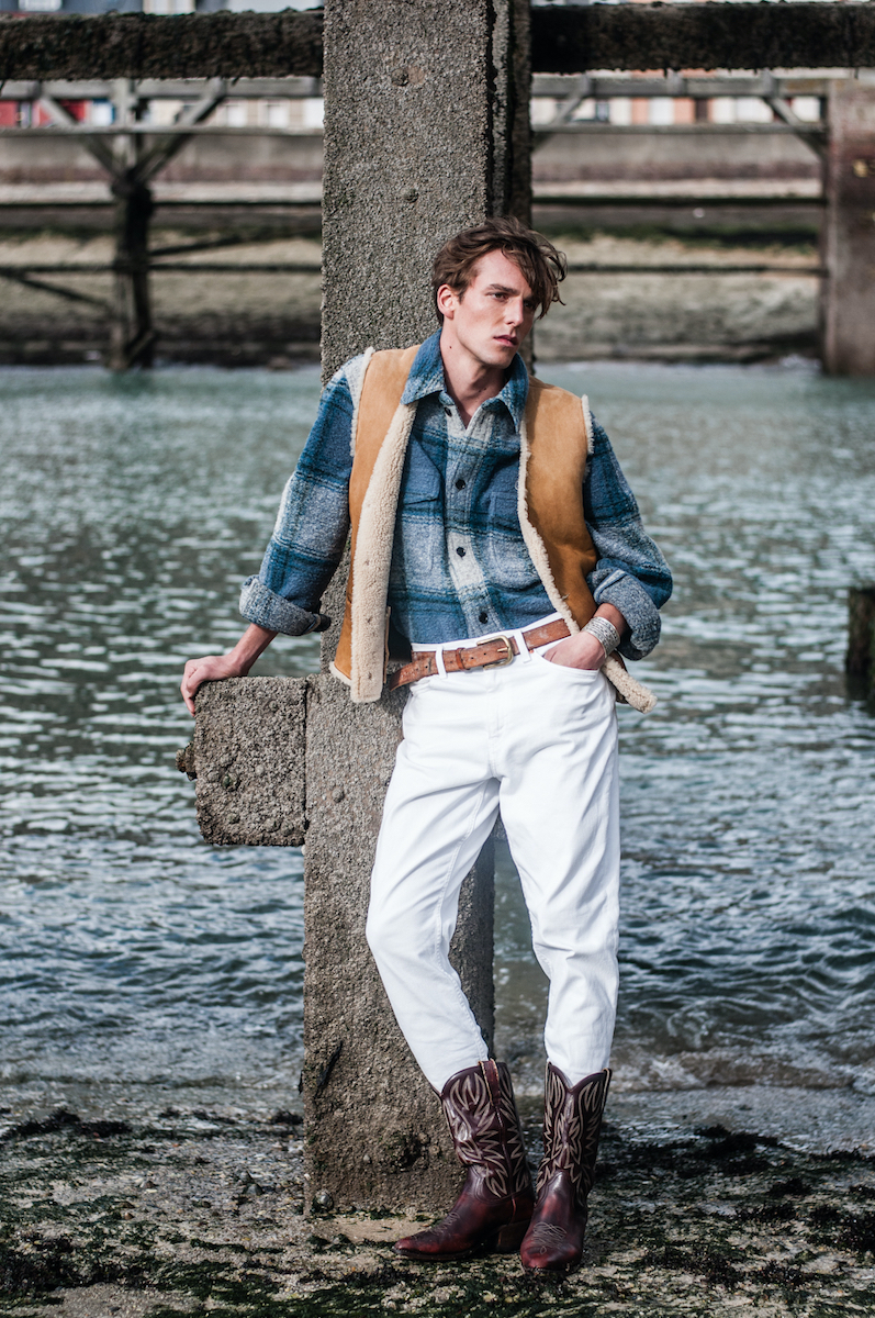 Рубашка Isabel Marant, жилетка Prada, джинсы Levi’s, казаки и ремень — винтаж из Hippy Market, цепочка, браслет — Harpo 