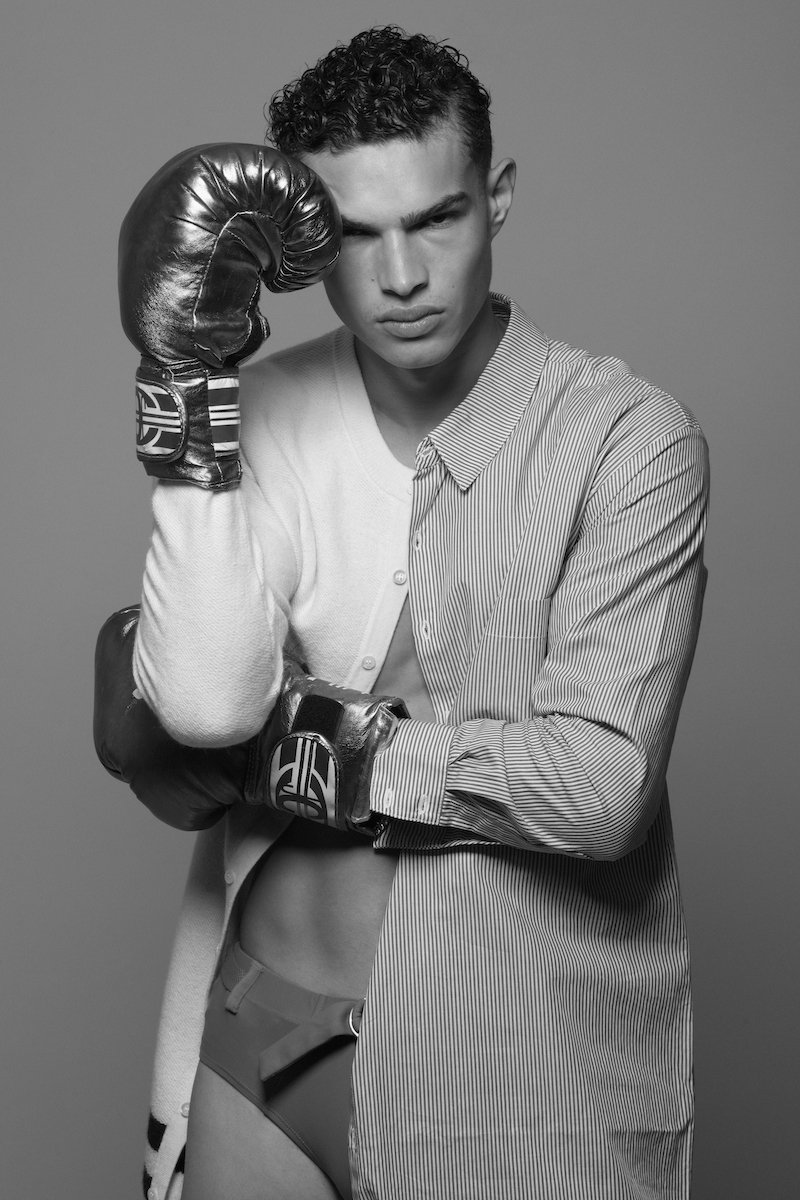 Рубашка L’Edition, нижнее белье Guess, перчатки Roberto Cavalli 