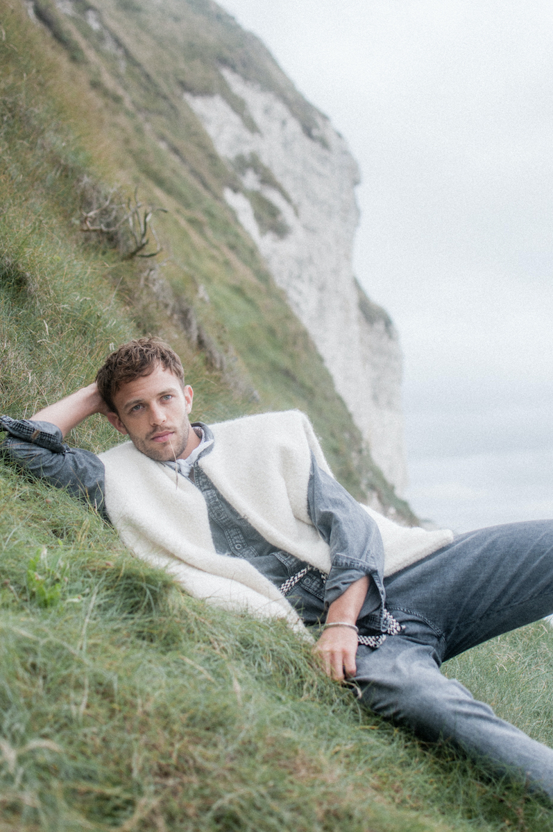  Рубашка, жилетка, брюки — Isabel Marant, шнурок в качестве ремня Lanvin, бандана — винтаж из Hippy Market, браслет Harpo 