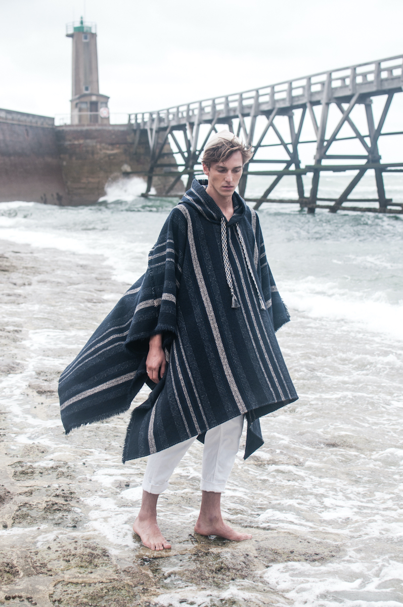 Пончо  Isabel Marant, джинсы Levi’s, шапка Maison Michel 