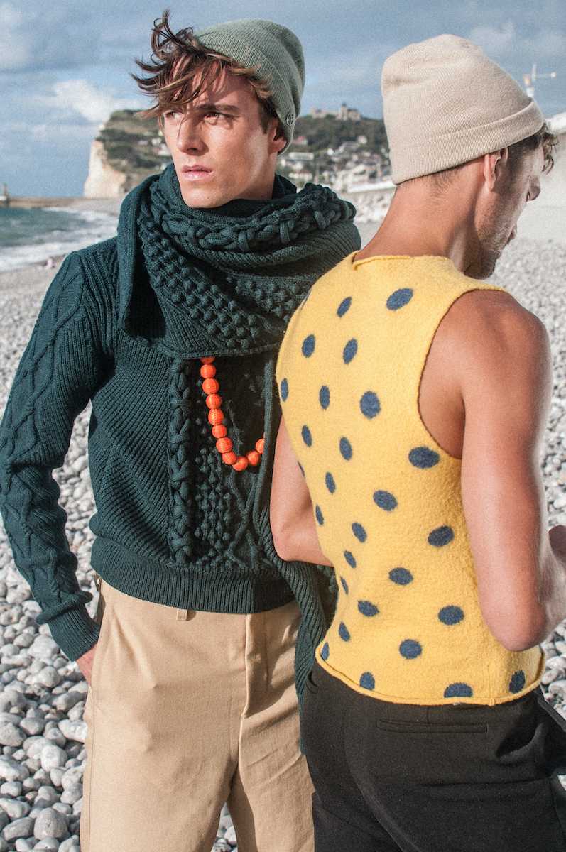 Слева: свитер, брюки, шарф — Lanvin, шапка Maison Michel. Справа: майка Lanvin, брюки Prada, шапка Maison Michel 