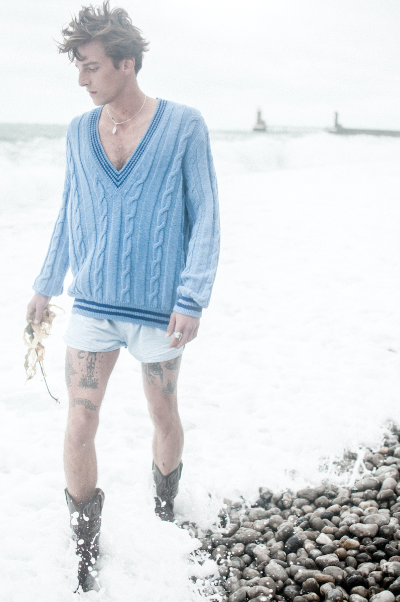 Свитер Dries Van Noten, шорты Uniqlo, подвеска Harpo, казаки — винтаж из Hippy Market, кольцо — собственность модели 