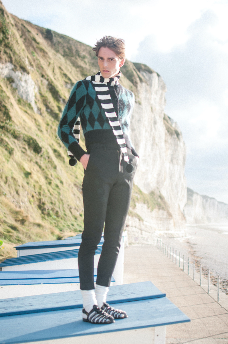  Кардиган, брюки, шарф — Ami, носки Uniqlo, босоножки Christian Louboutin 