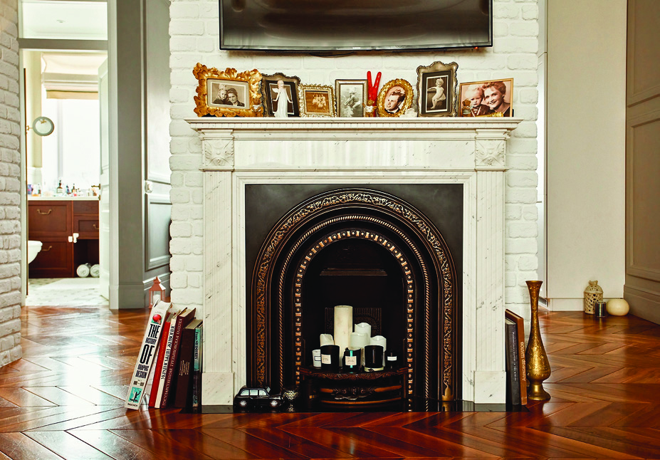 Семейные фото Владимира на каминной полке