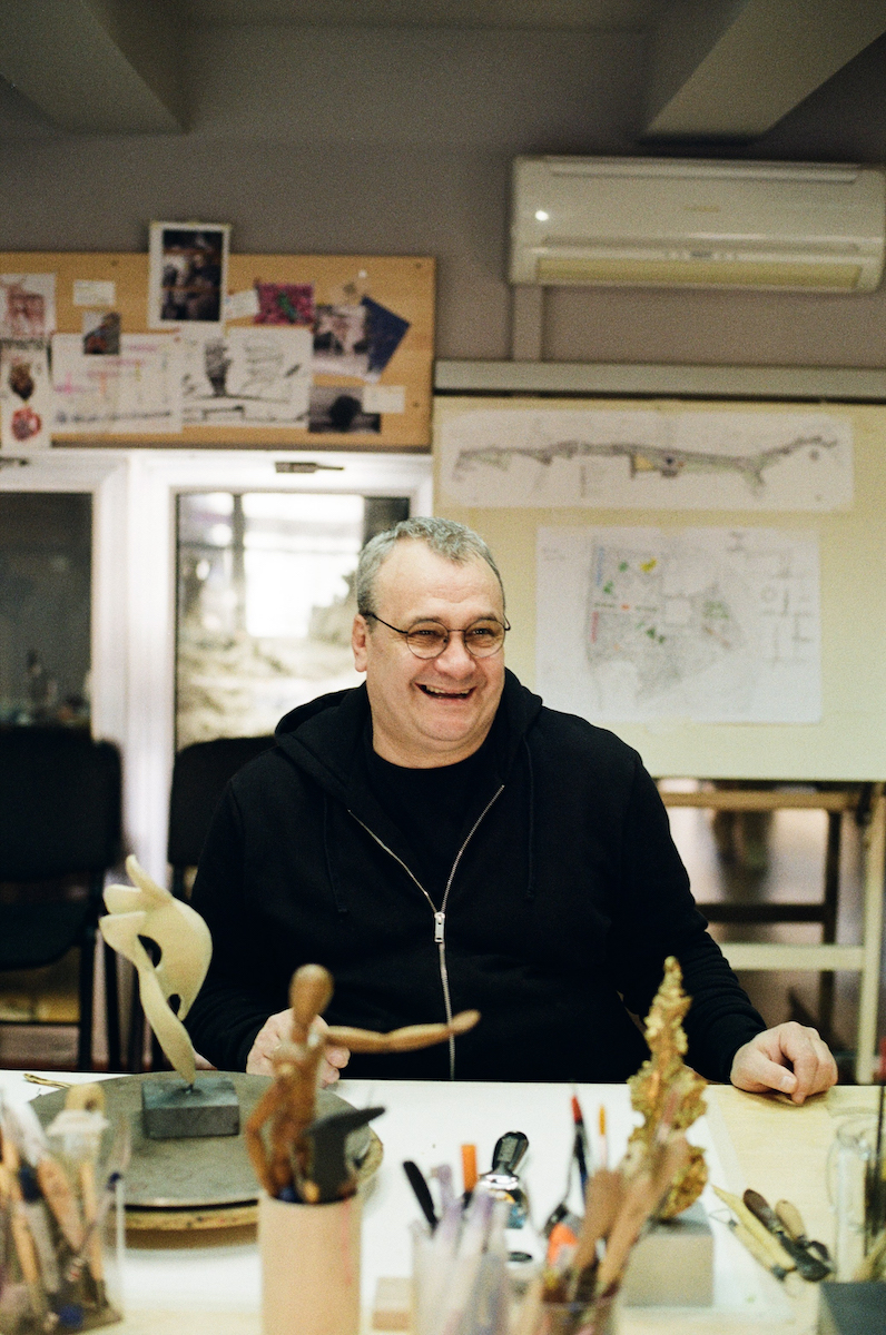 Михаил Рева в своей мастерской 