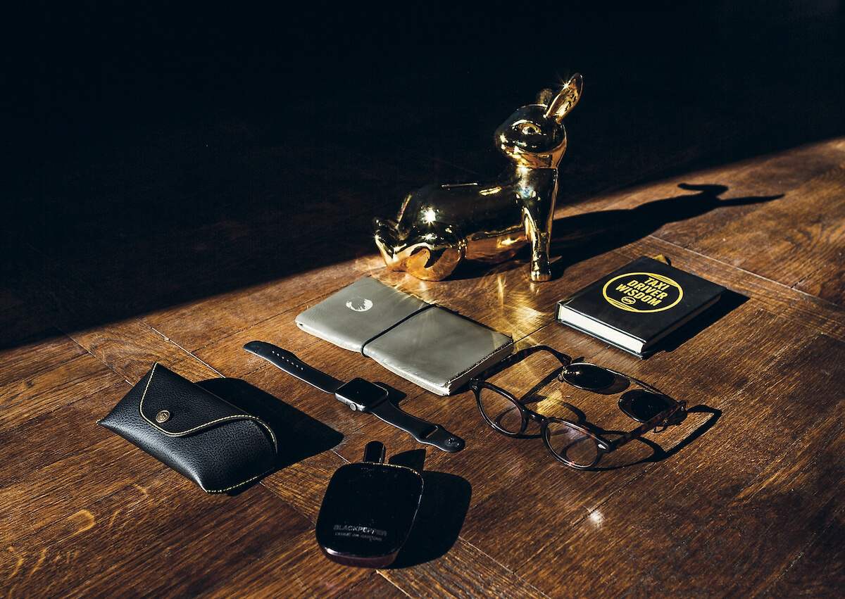Часы Apple Watch, парфюм Comme des Garçons очки Moscot, книга Taxi Driver Wisdom 