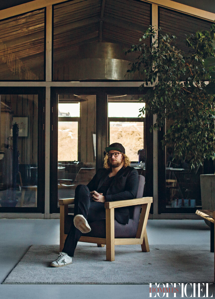 Костюм Balmain, футболка Сos, кеды Golden Goose, кепка Surr, очки Moscot 