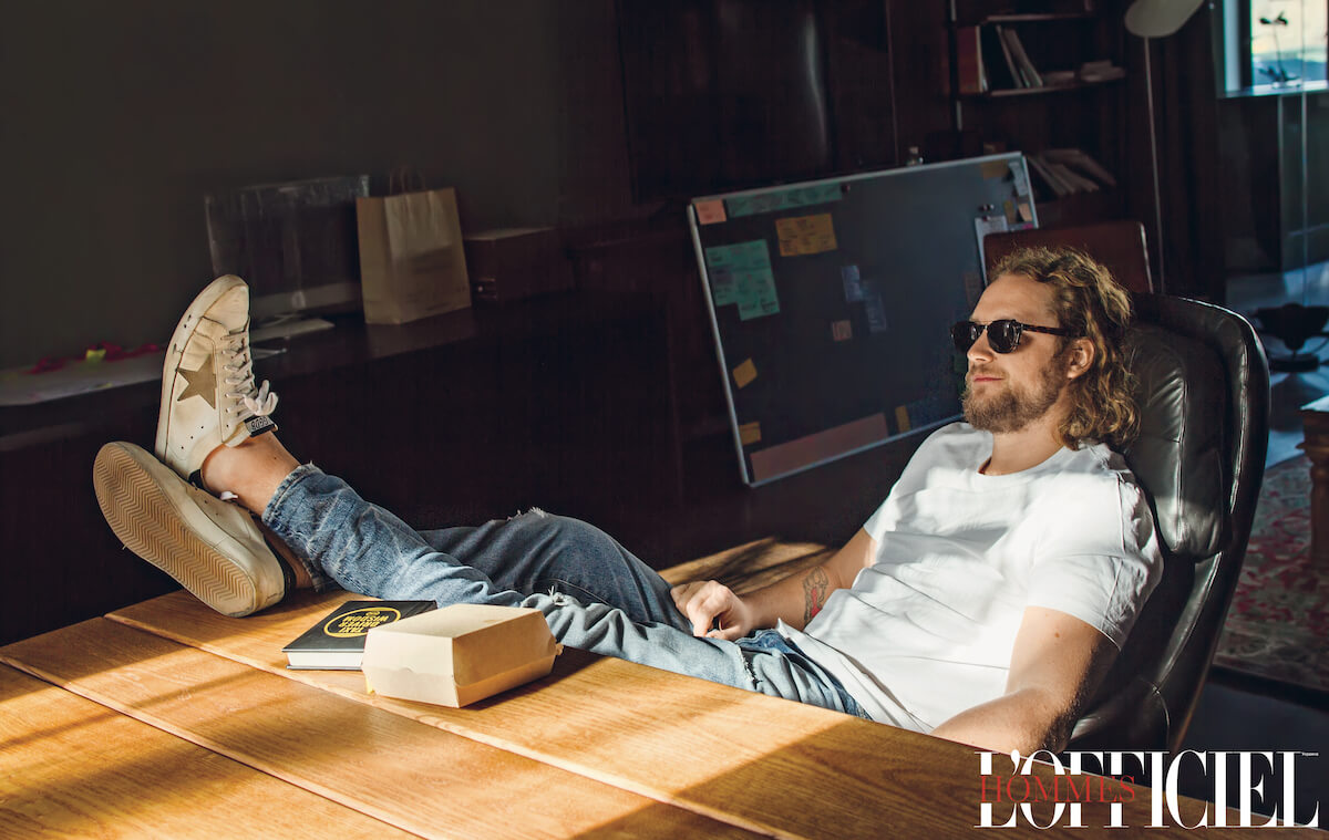 Футболка Cos, джинсы Citizens of Humanity, кеды Golden Goose, очки Moscot 