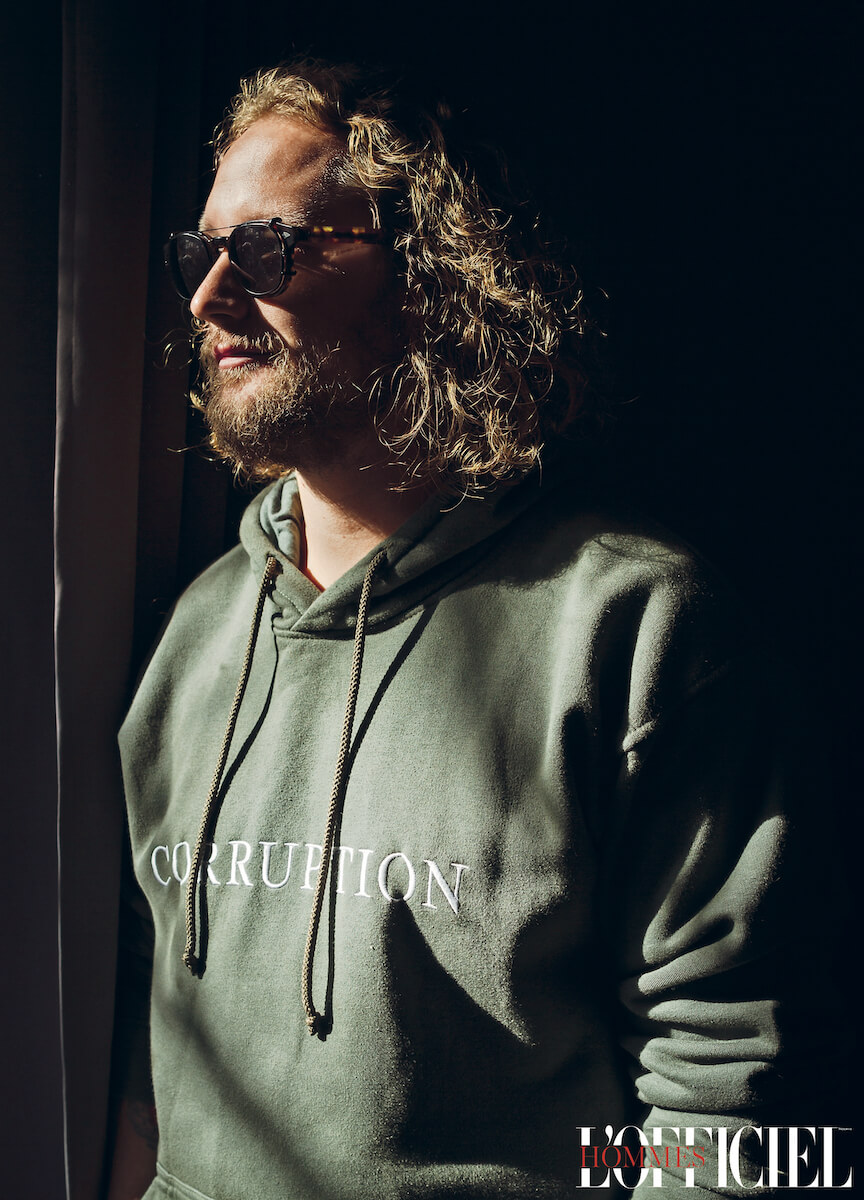 Худи Ksenia Schnaider, очки Moscot 