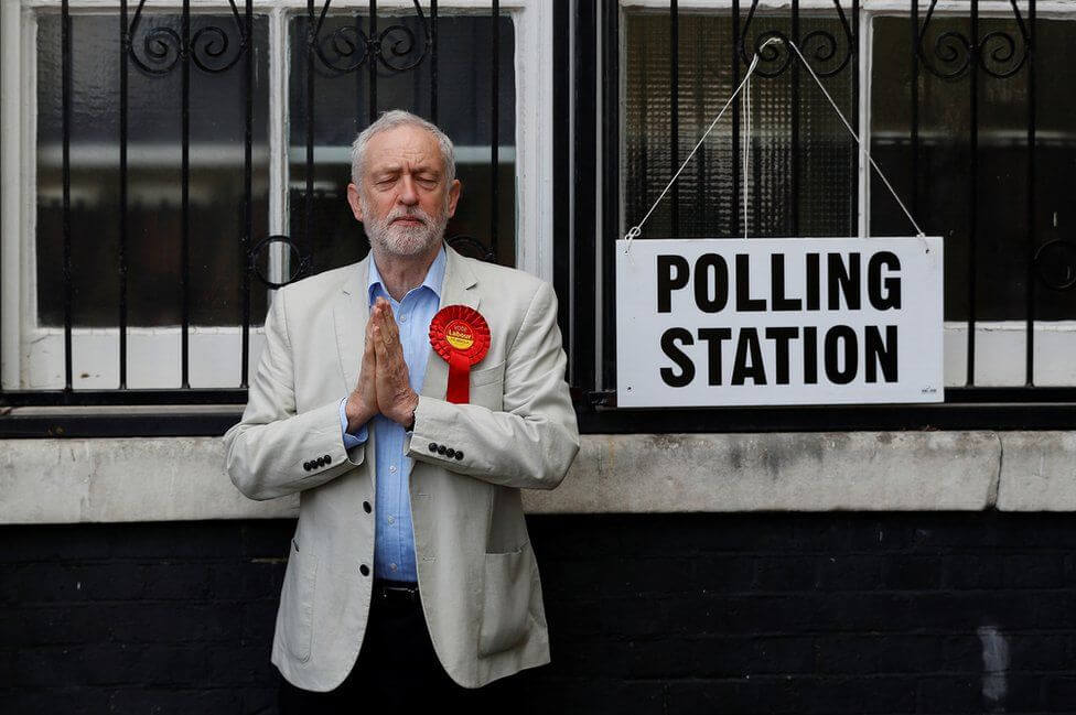 Лидер Лейбористской партии Джереми Корбина сложил руки в молитвенном жесте. Фото: Питер Николлс