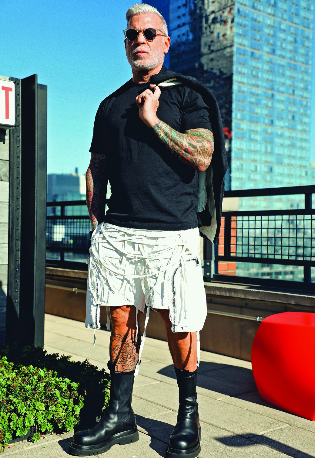 На Нике: пиджак Elena Dawson, футболка James Perse, шорты Rick Owens, ботинки Bottega Venetia, очки Mr Leigh 