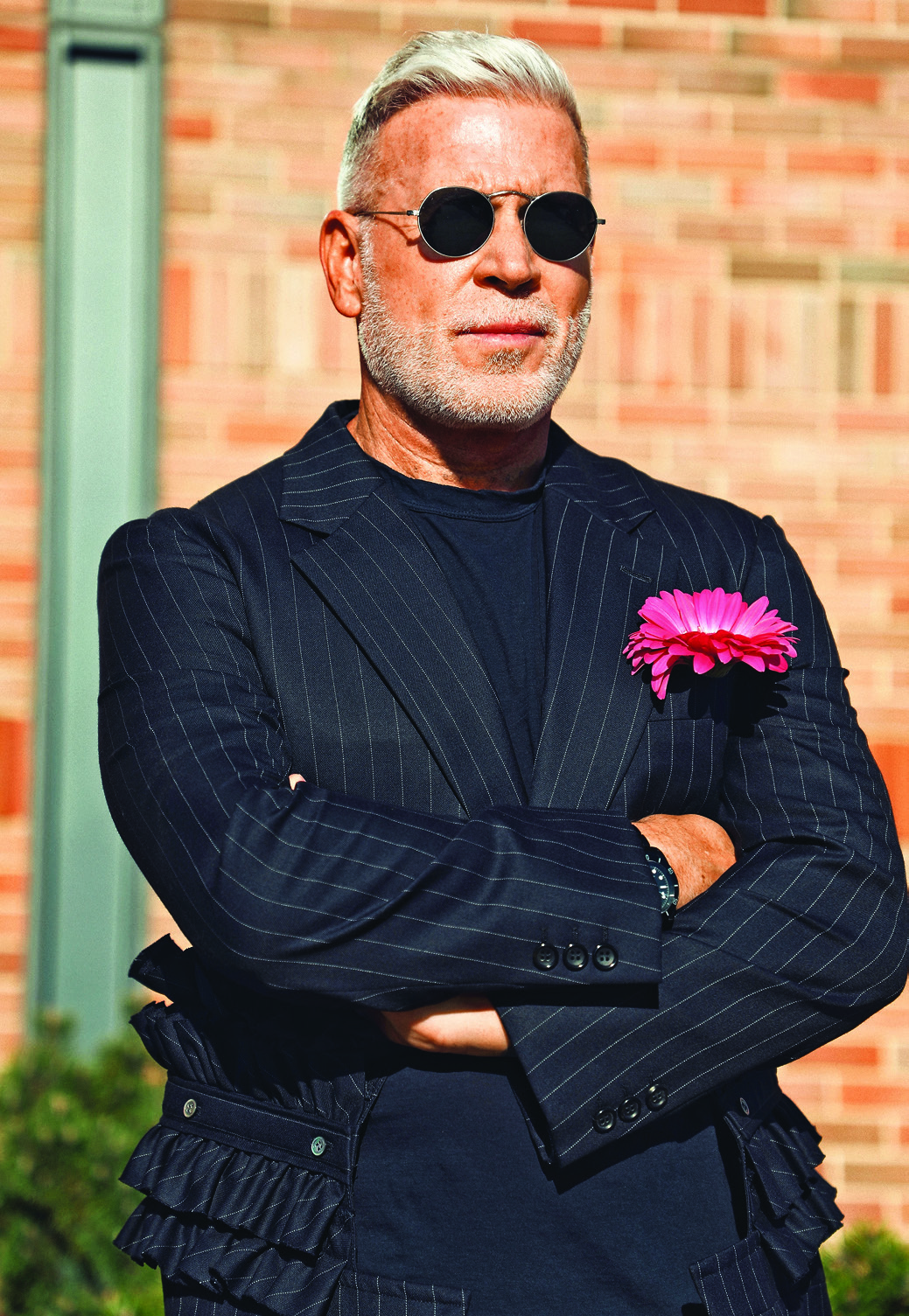 На Нике: пиджак Comme Des Garçоns Homme Plus, футболка James Perse, очки Oliver Peoples 