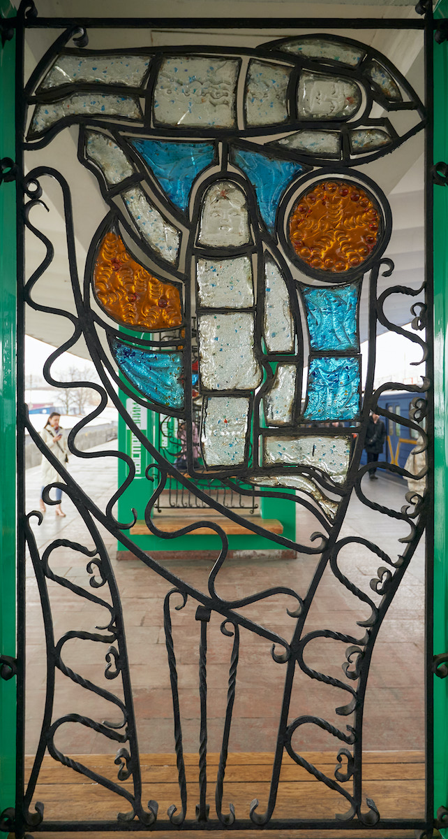 Пионерские витражи на станции «Лесная»