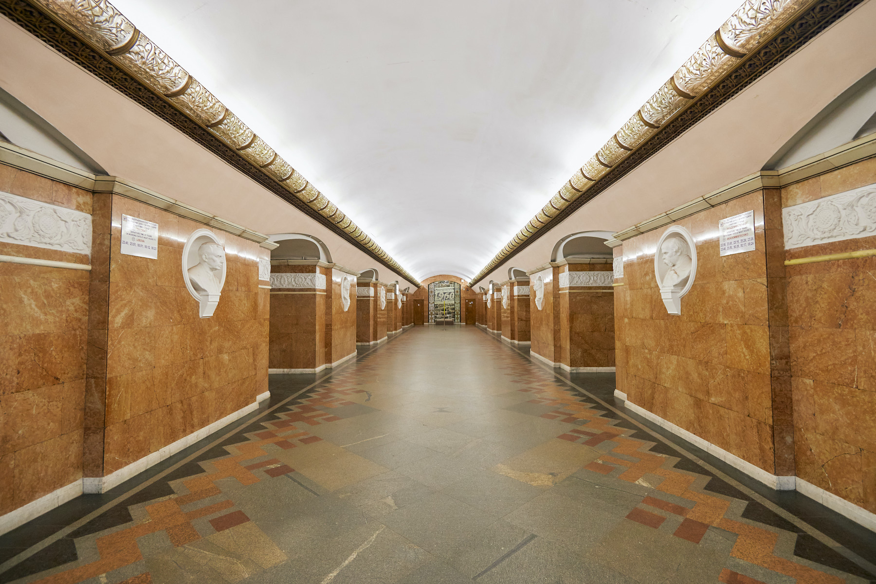 Холл станции «Университет»