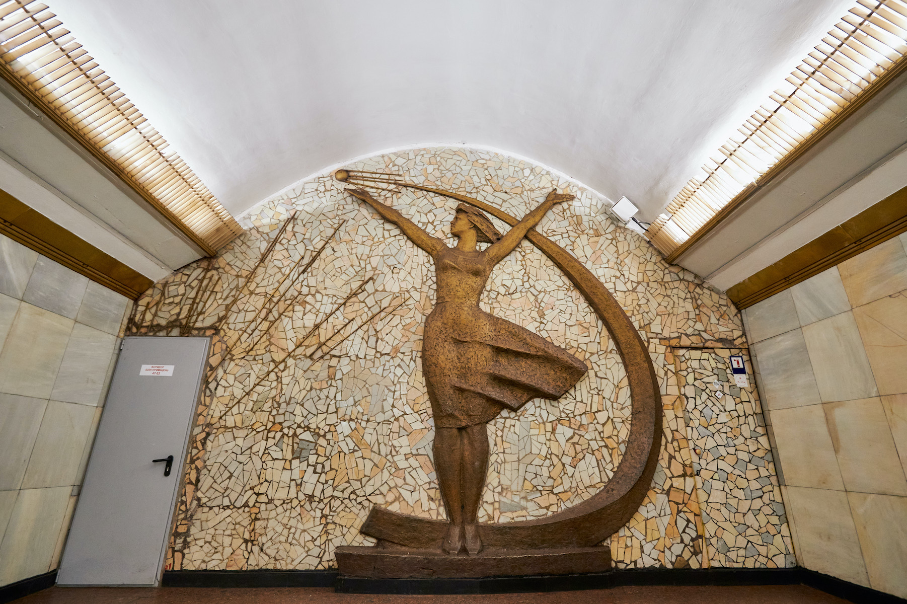 Мозаичное панно с барельефом в торце станции «Политехнический институт»