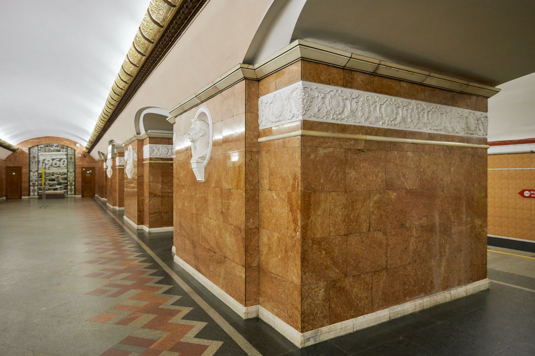 Холл станции «Университет»