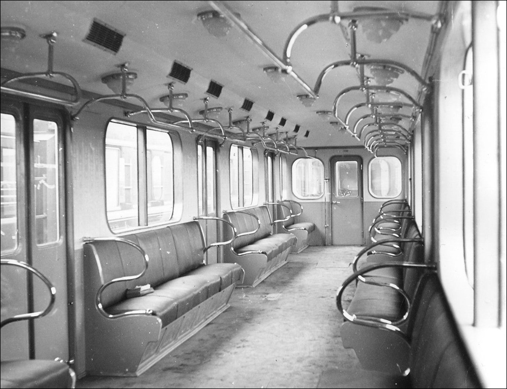 Первый подвижной состав киевского метро — вагоны типа Д (салон)