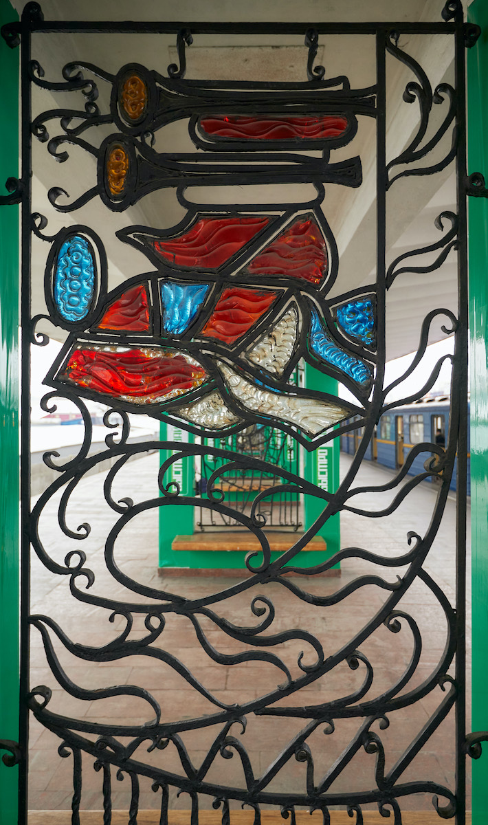 Пионерские витражи на станции «Лесная»