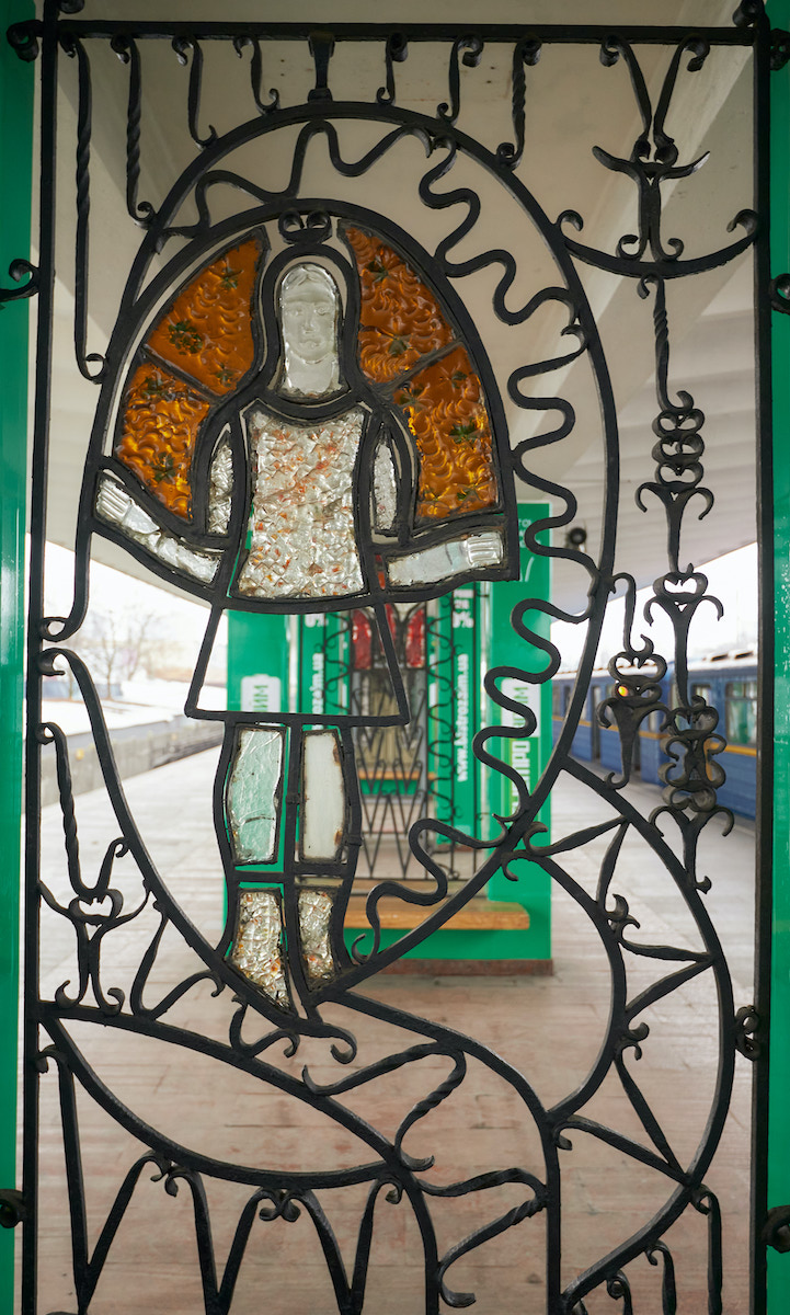 Пионерские витражи на станции «Лесная»