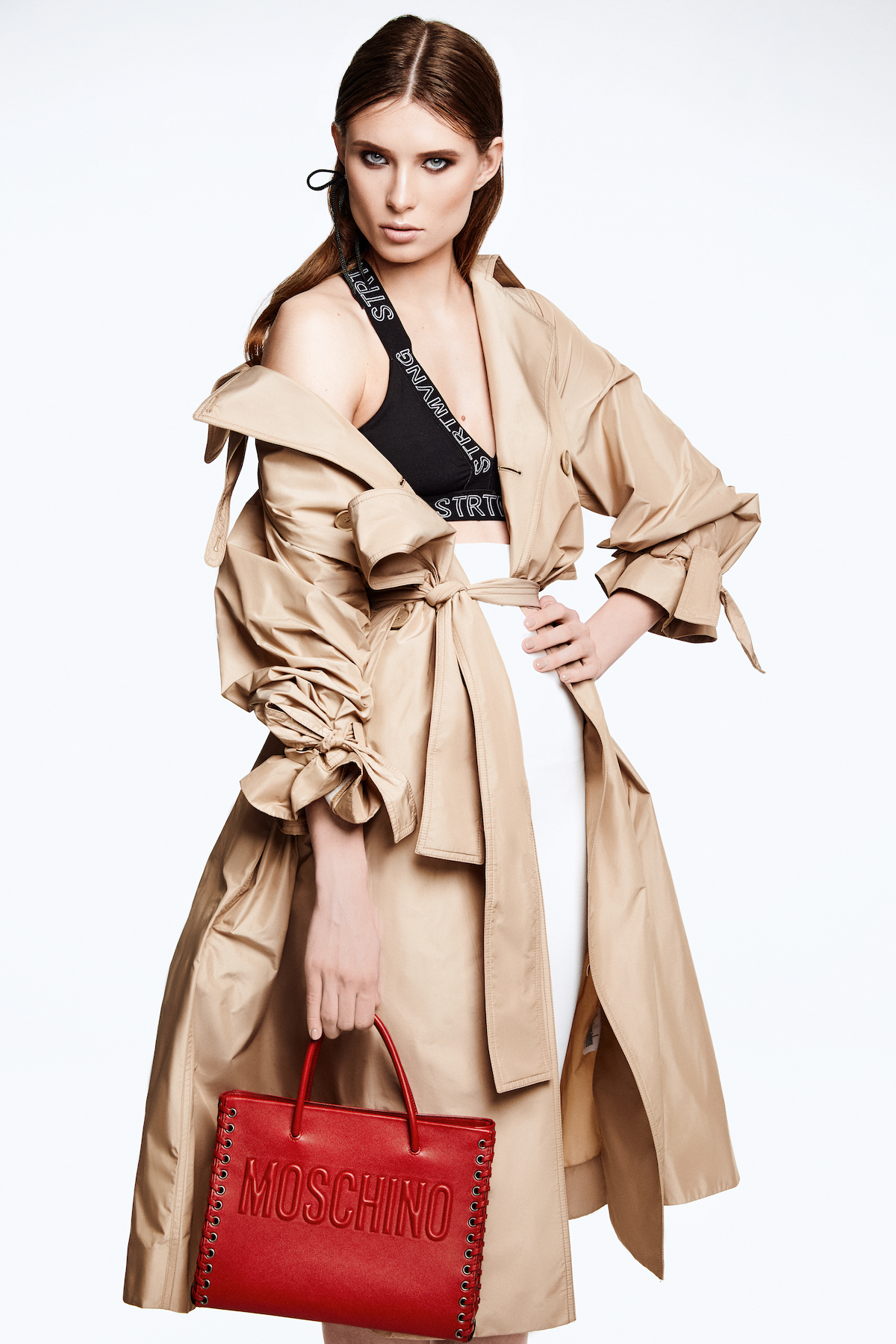 Юбка Dsquared, плащ, топ — собственность стилиста, сумка Moschino