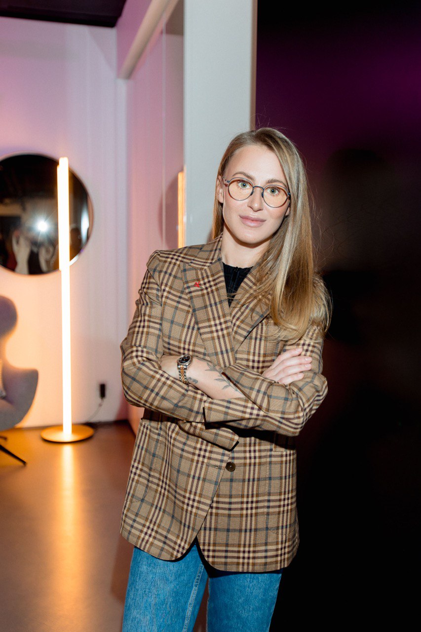 Ліза Даль, co-founder & CEO ISAIA Kiev Flagship Store, Cabinet Barbiere Founder. На фото: сорочка, піджак, ISAIA; сережки, кольє, каблучка, годинник, BVLGARI