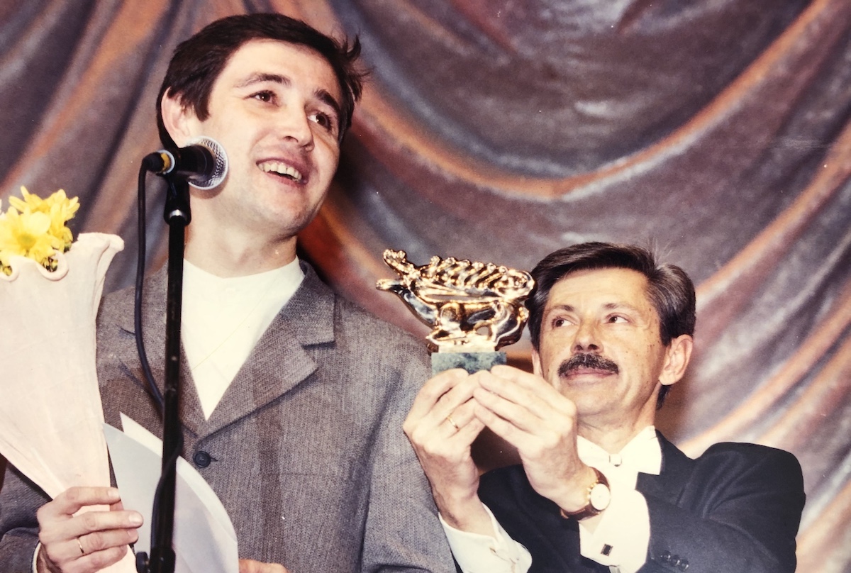 Андрей Халпахчи вручает главную награду фестиваля  — статуэтку скифского оленя