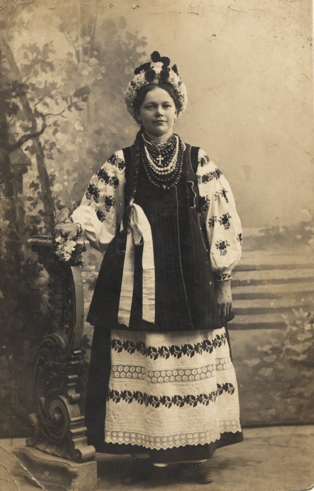 Дівчина у святковому вбранні, Чернігівська область