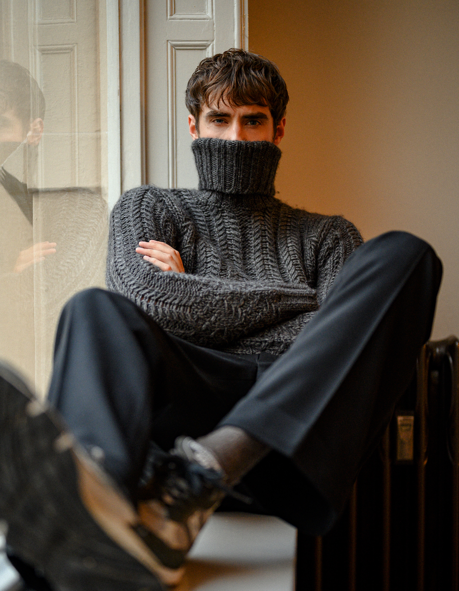 Свитер Dolce & Gabbana, брюки Gucci, кроссовки New Balance, носки Burlington