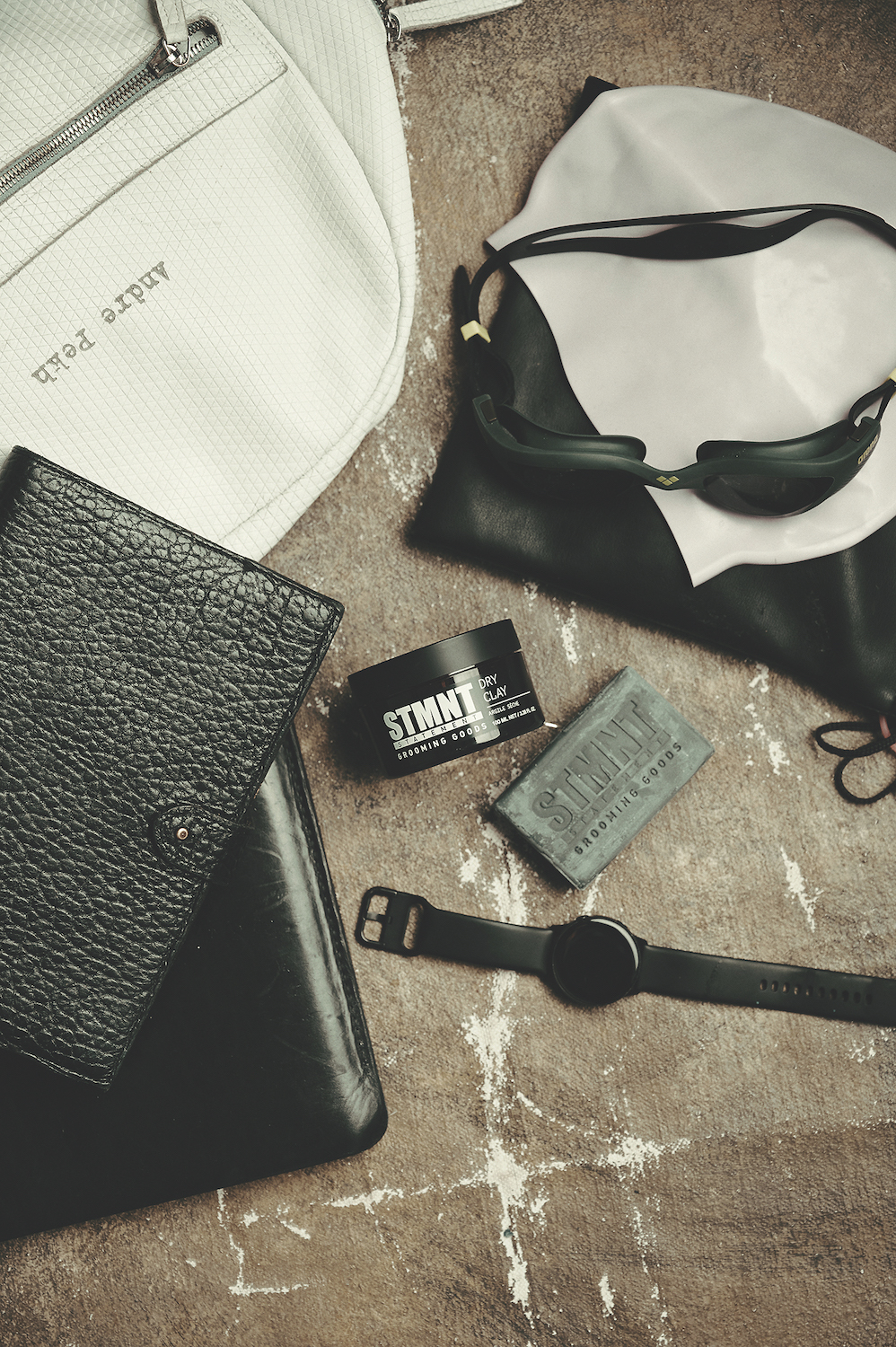 Светр, штани, BRUNELLO CUCINELLI, піджак, EAST HARBOUR SURPLUS (Helen Marlen Mandarin). У створенні образу використано суху глину для волосся, очищувальне мило для волосся, обличчя та тіла, STMNT – Statement Grooming Goods 