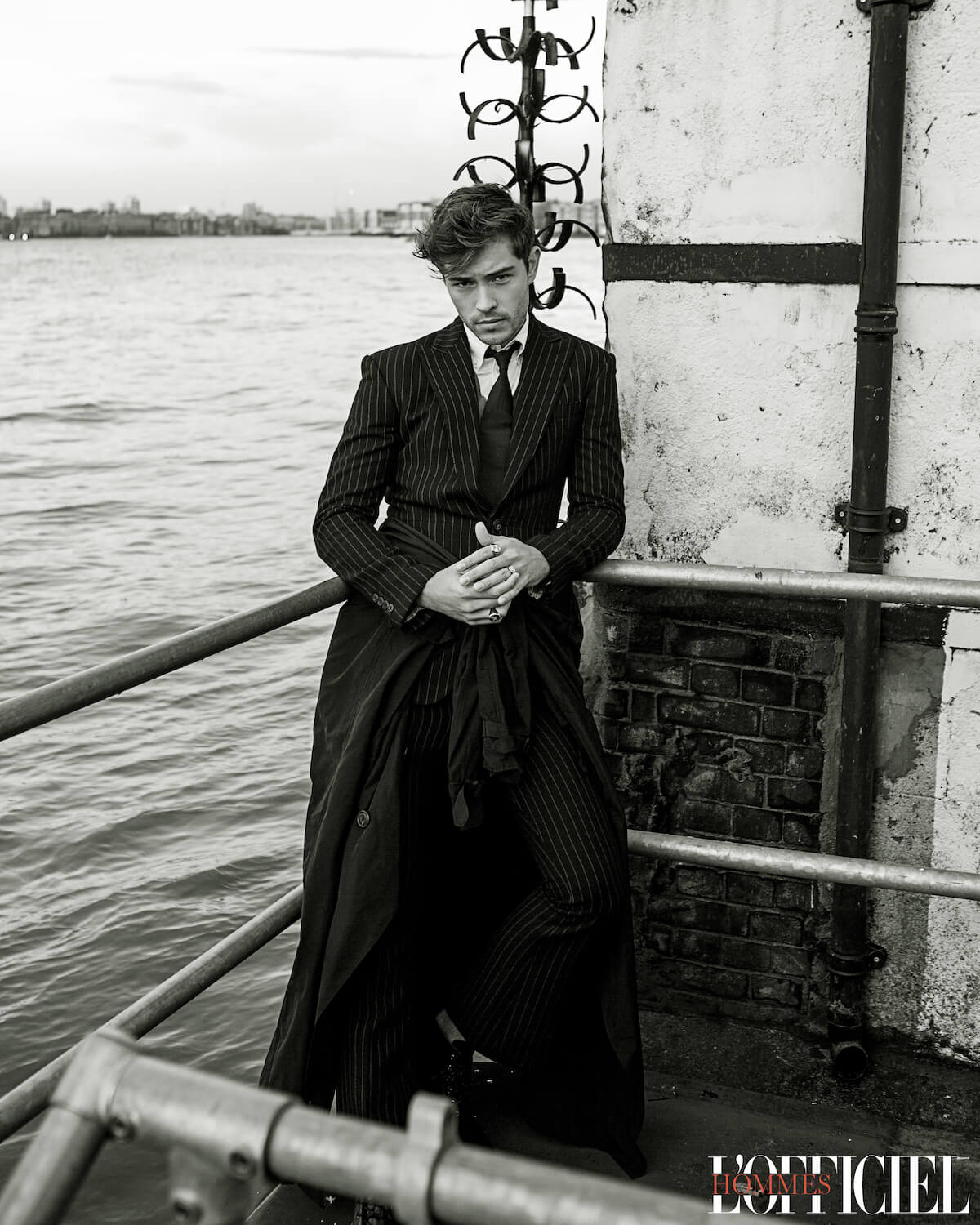 Пальто, пуловер, костюм, рубашка, галстук, ботинки, кольца – Alexander McQueen 