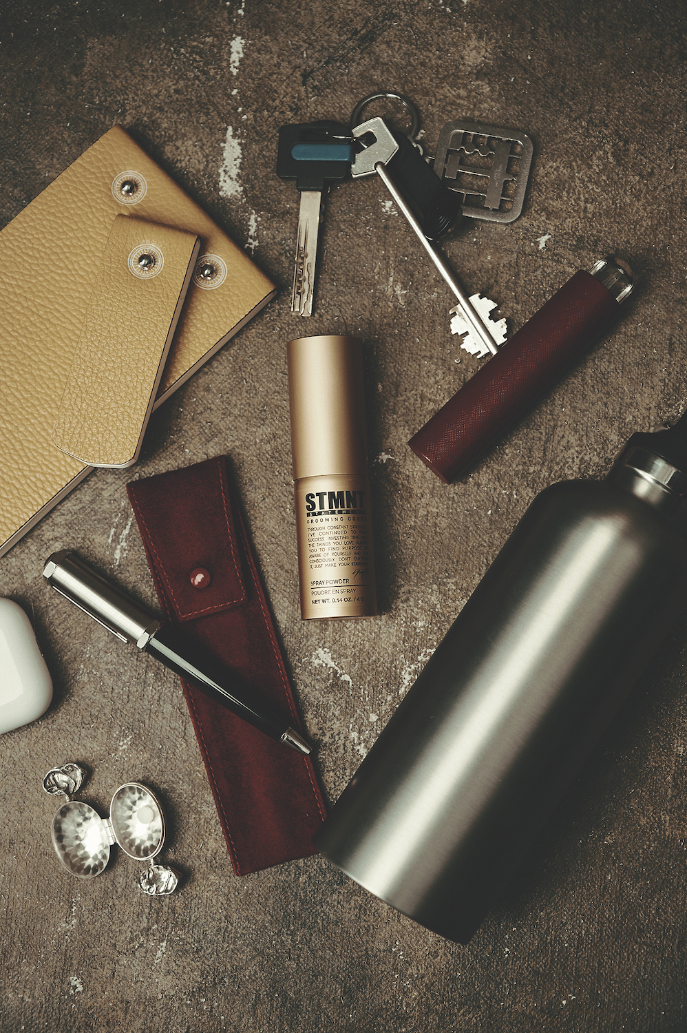 Светр, піджак, штани, BRUNELLO CUCINELLI. У створенні образу використано пудру для волосся, STMNT – Statement Grooming Goods 