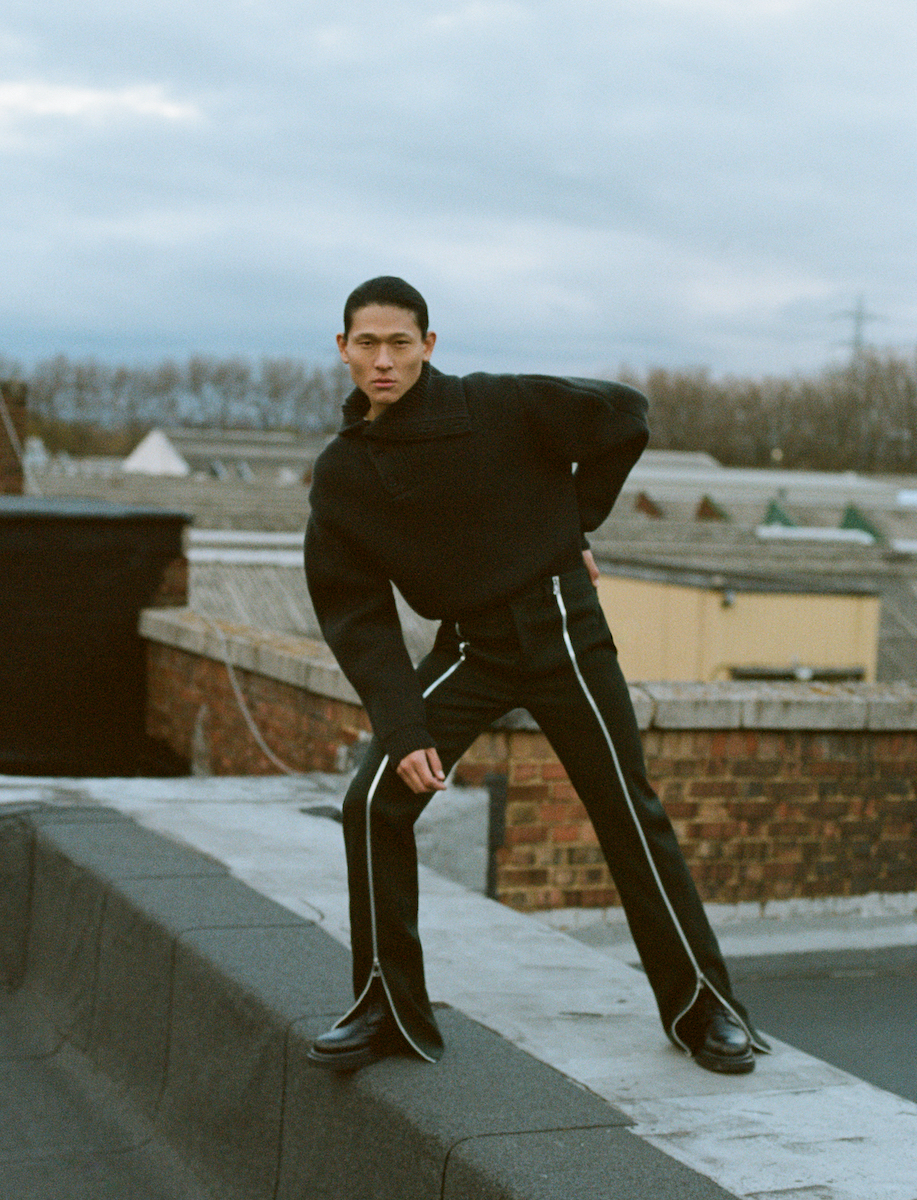 Светр, штани — Bottega Veneta, черевики Giorgio Armani 