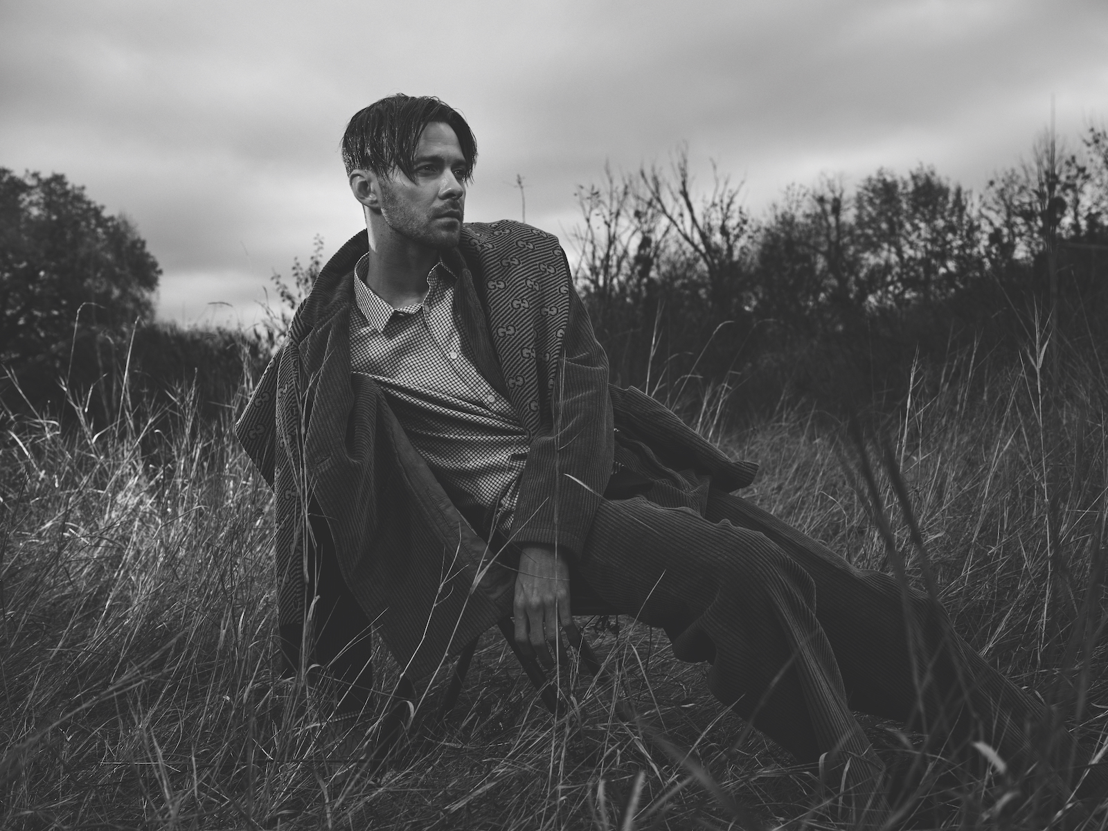  Рубашка Sandro, пиджак, брюки — Barena Venezia (Helen Marlen Mandarin), свитер Gucci (Helen Marlen Mandarin) 