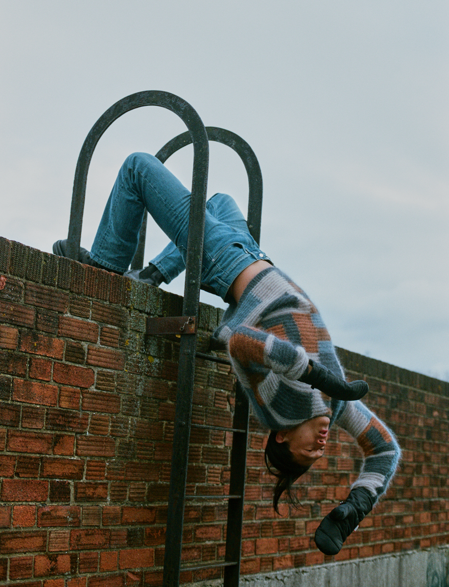 Светр, черевики — Giorgio Armani, джинси Filippa K, рукавиці Hunter 