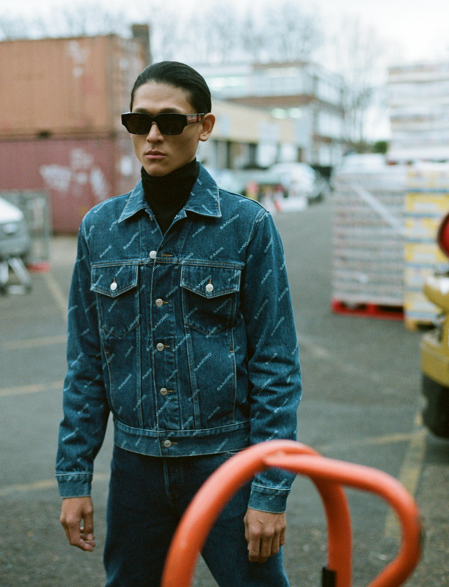 Водолазка Filippa K, джинсова куртка, джинси — Sandro, окуляри Alexander Mcqueen