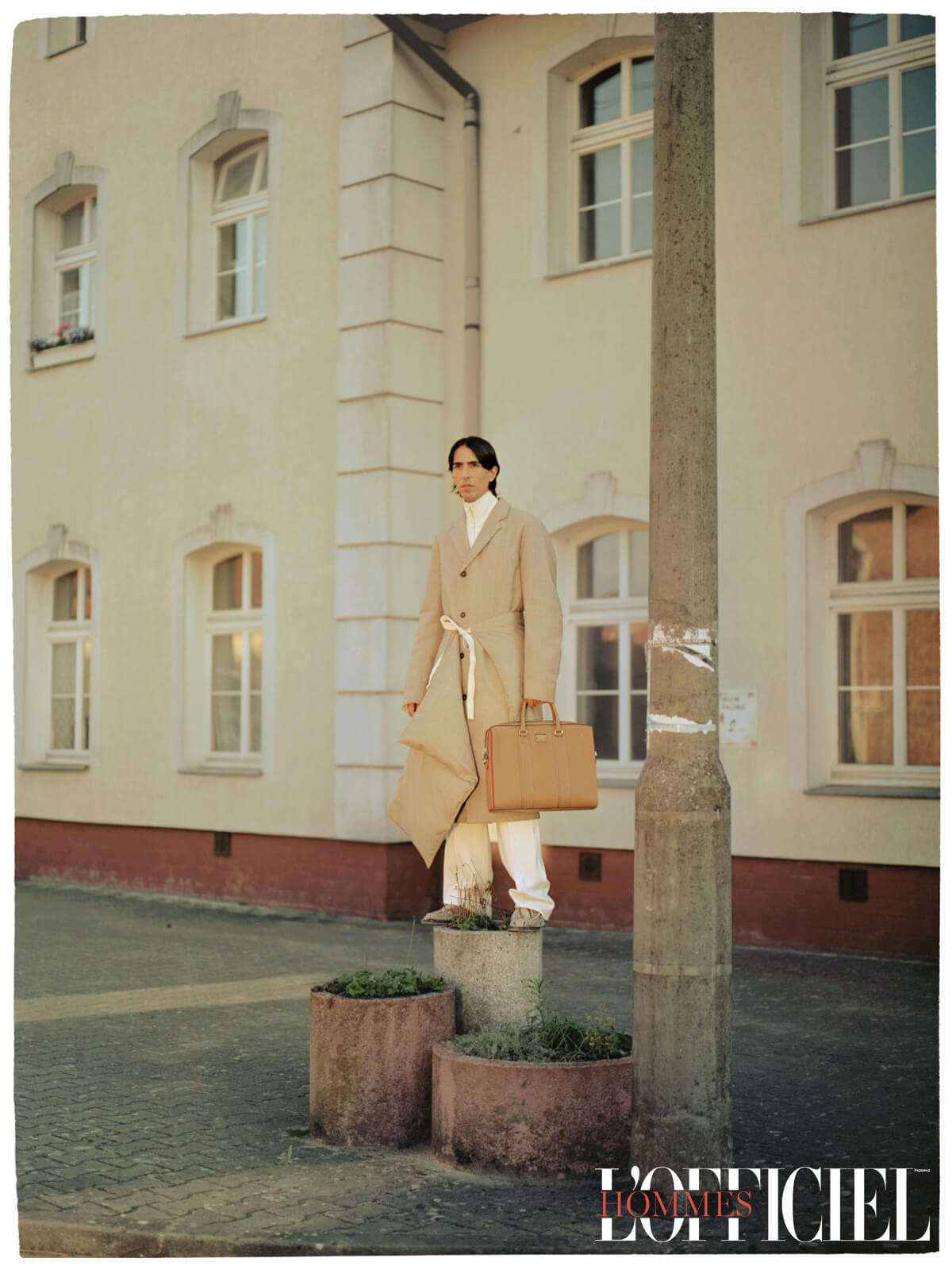 Пальто Jil Sander, свитер Valentino, брюки Pallas Paris, мокасины Pyhton Kenzo, портфель Christian Louboutin