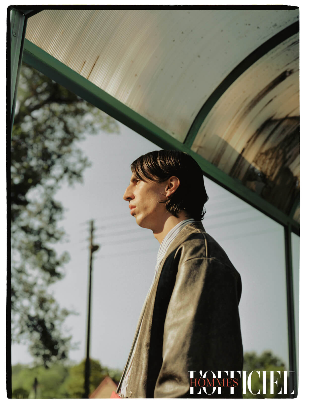 Кожаная куртка и сумка – Kenzo, рубашка Comme des Garçons 