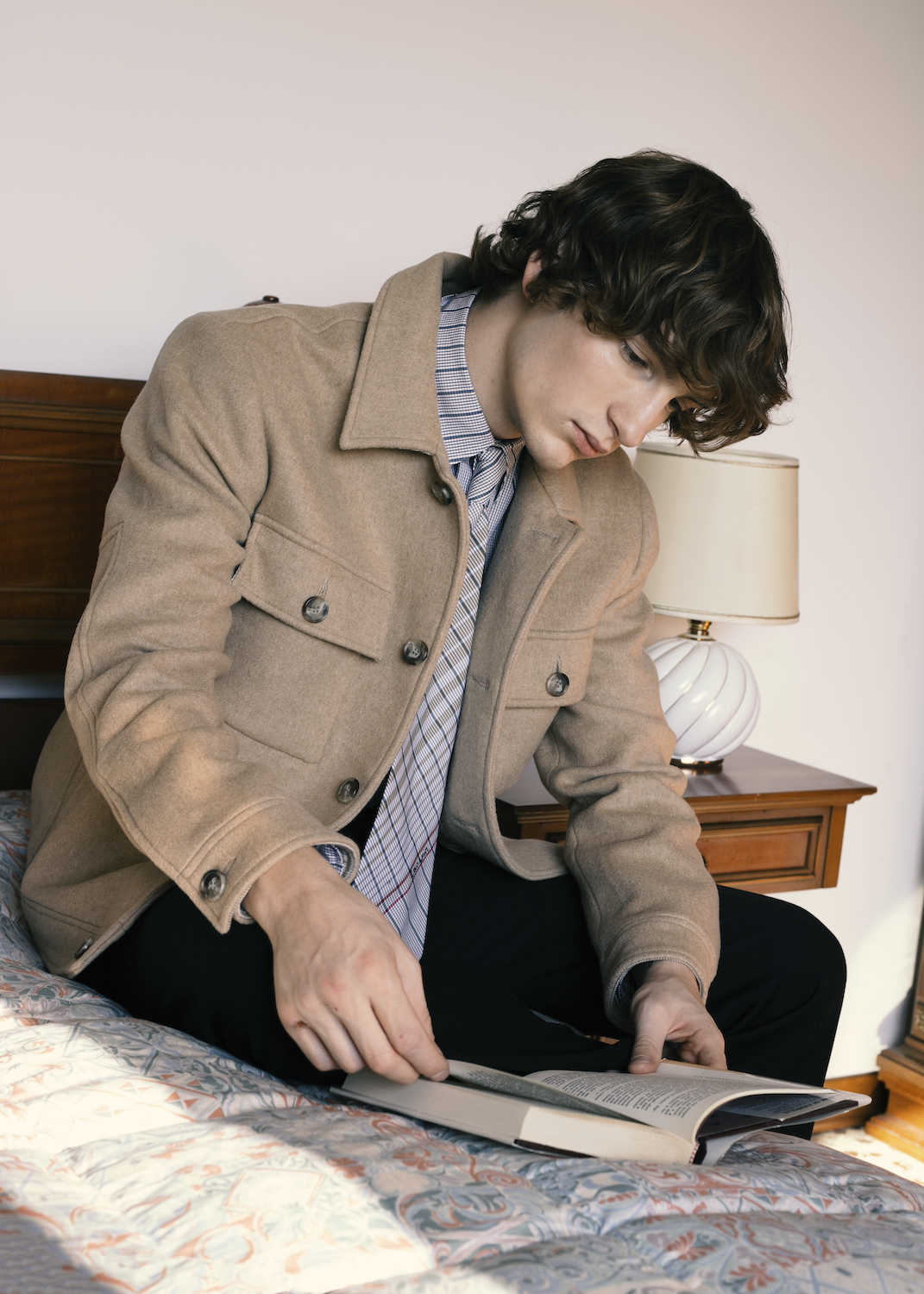 Рубашка, галстук — Lanvin, куртка Nanushka, брюки Bottega Veneta 