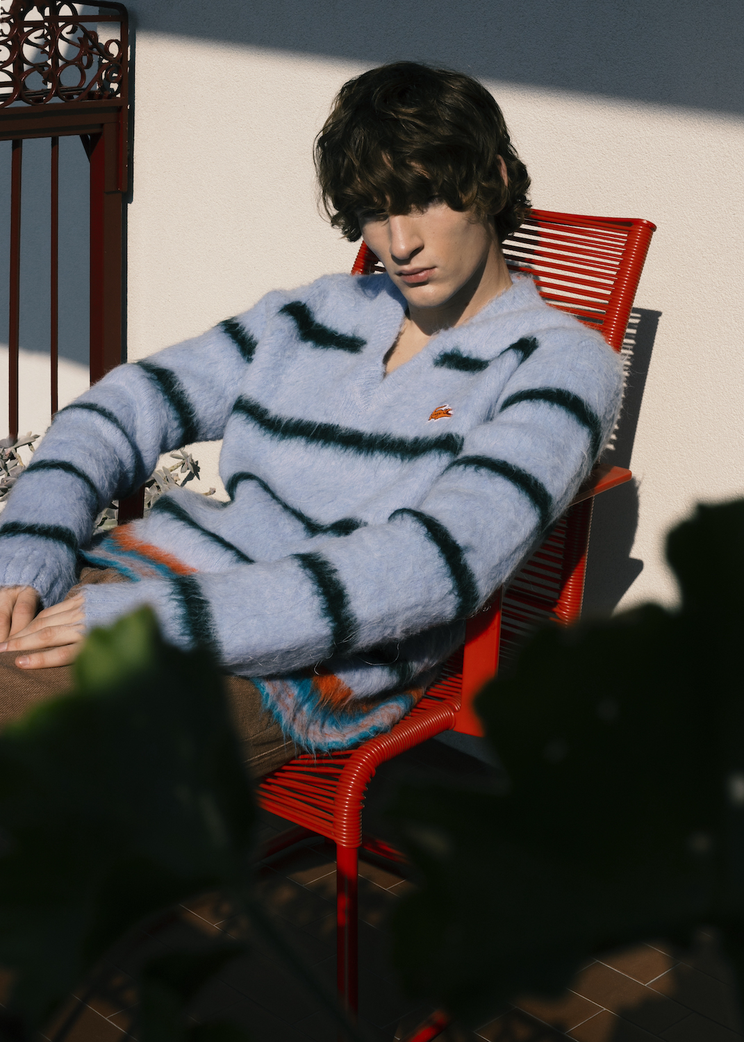 Свитер Lacoste, брюки Nanushka 