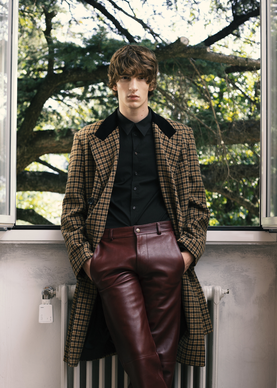 Рубашка Bottega Veneta, пальто Dries Van Noten, брюки Mans 