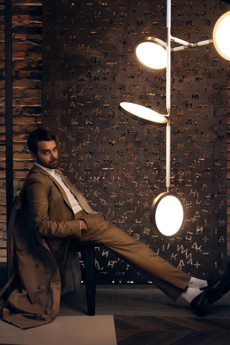 Костюм Sandro, сорочка Giorgio Armani, галстук Burberry, обувь Bottega Veneta