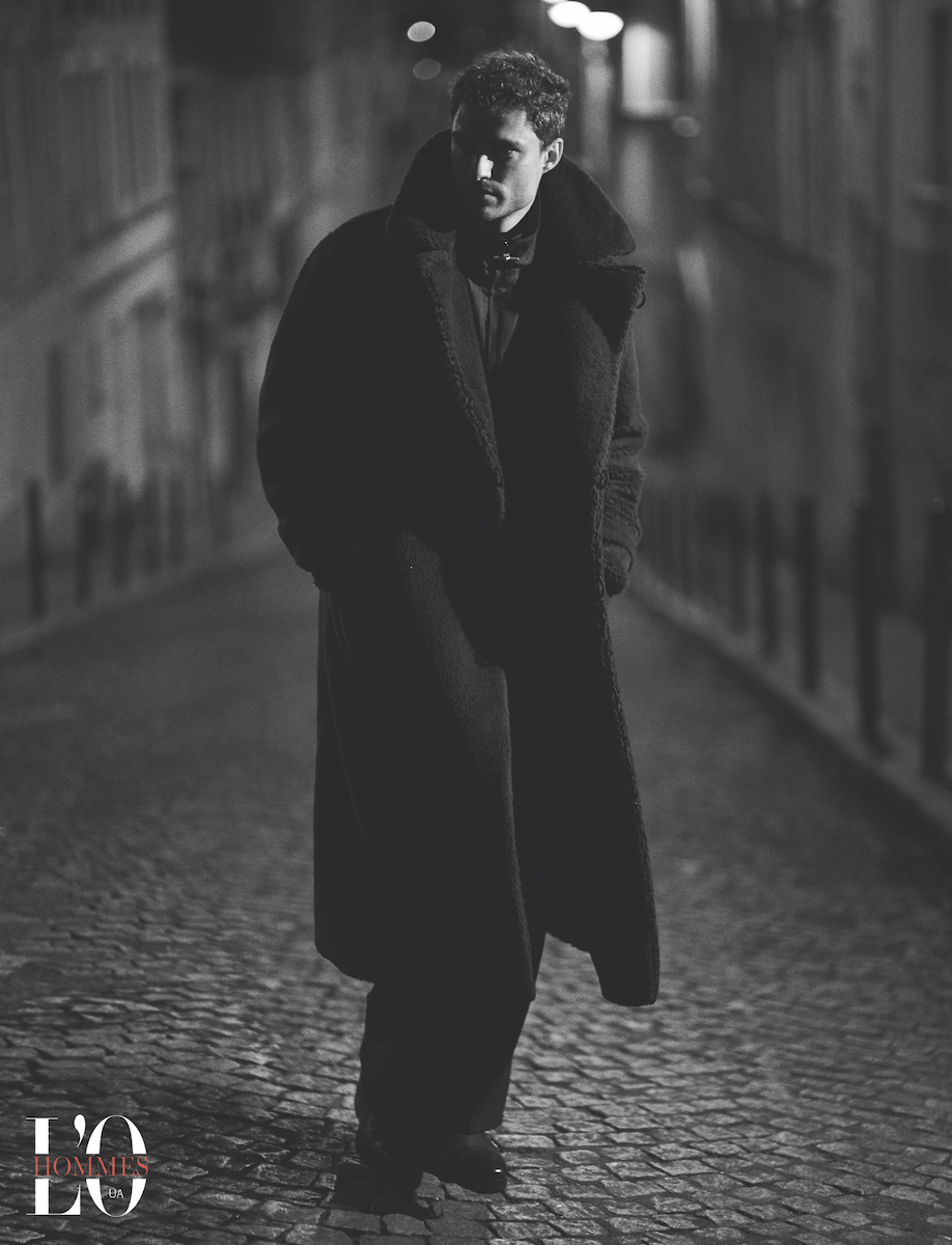 Пальто Giorgio Armani, костюм Dunhill, ботинки Santoni